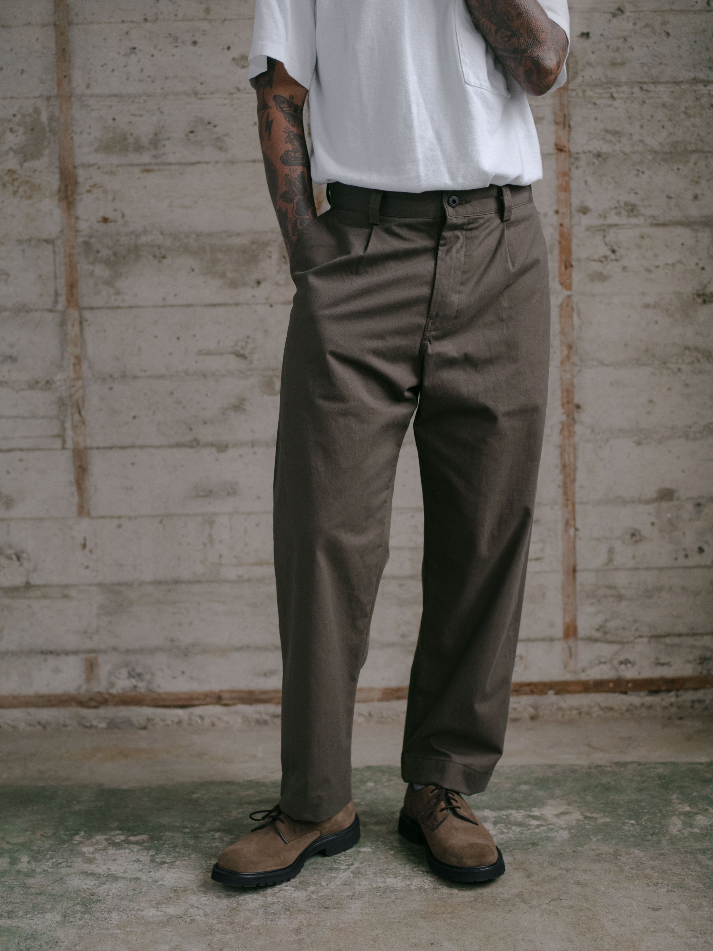 Single Pleat Pant - Organic Cotton Twill, Dark Olive – evan kinori