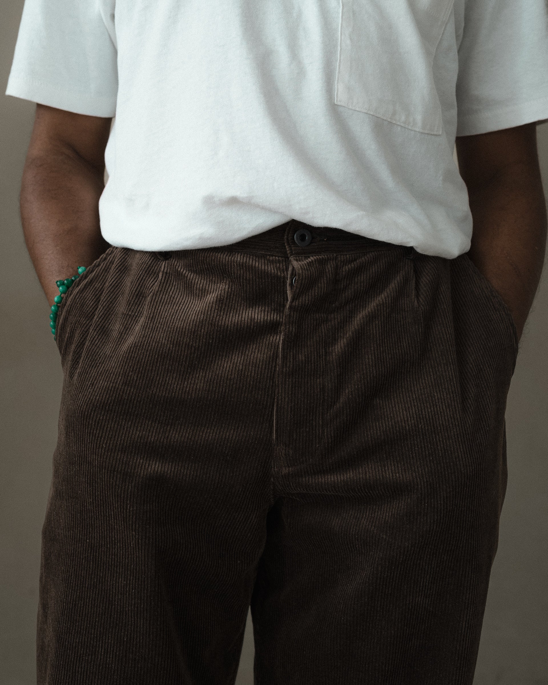 Single Pleat Pant - Sumi Ink Corduroy, Brown – evan kinori