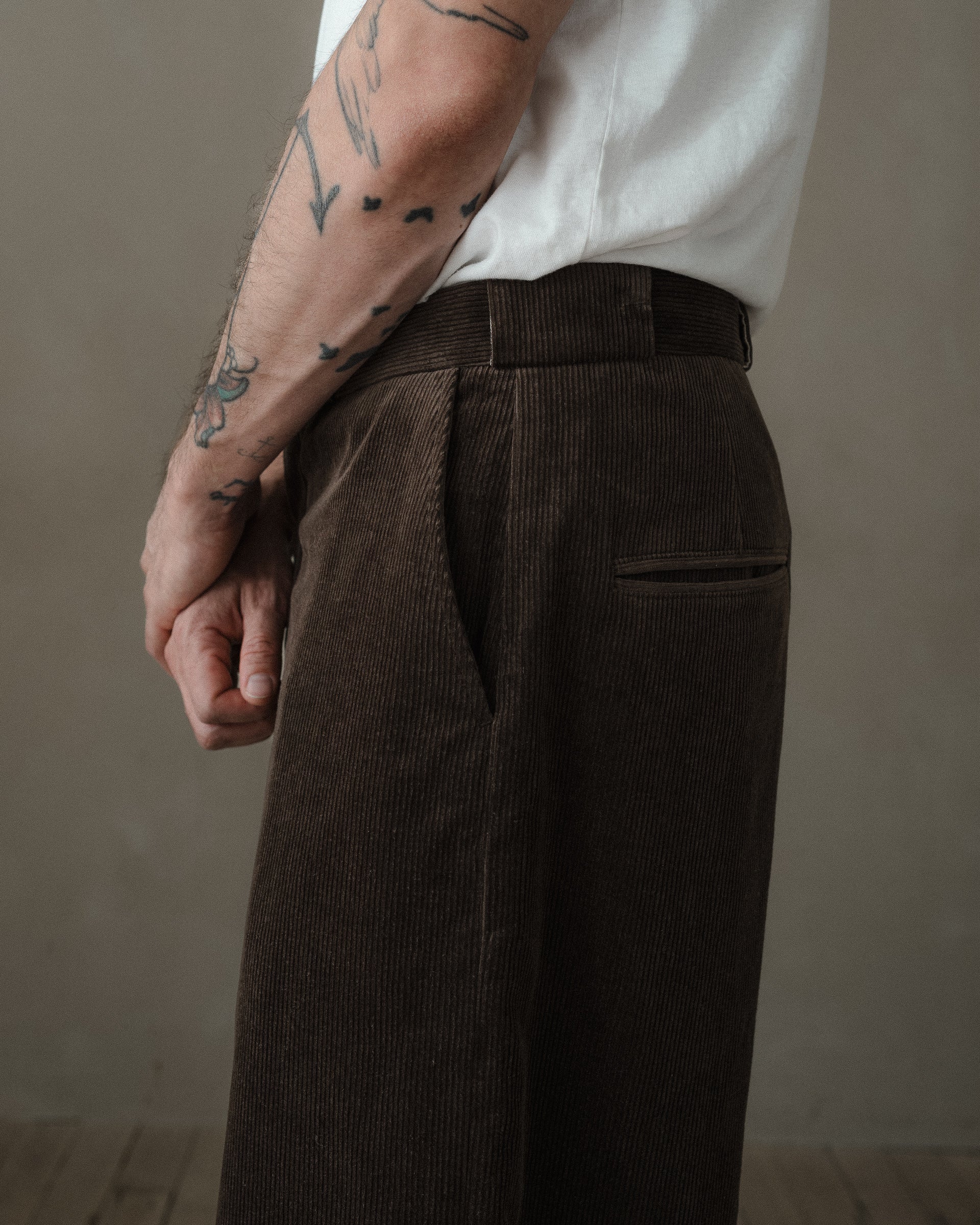 Flat Front Pant - Sumi Ink Corduroy, Brown – evan kinori