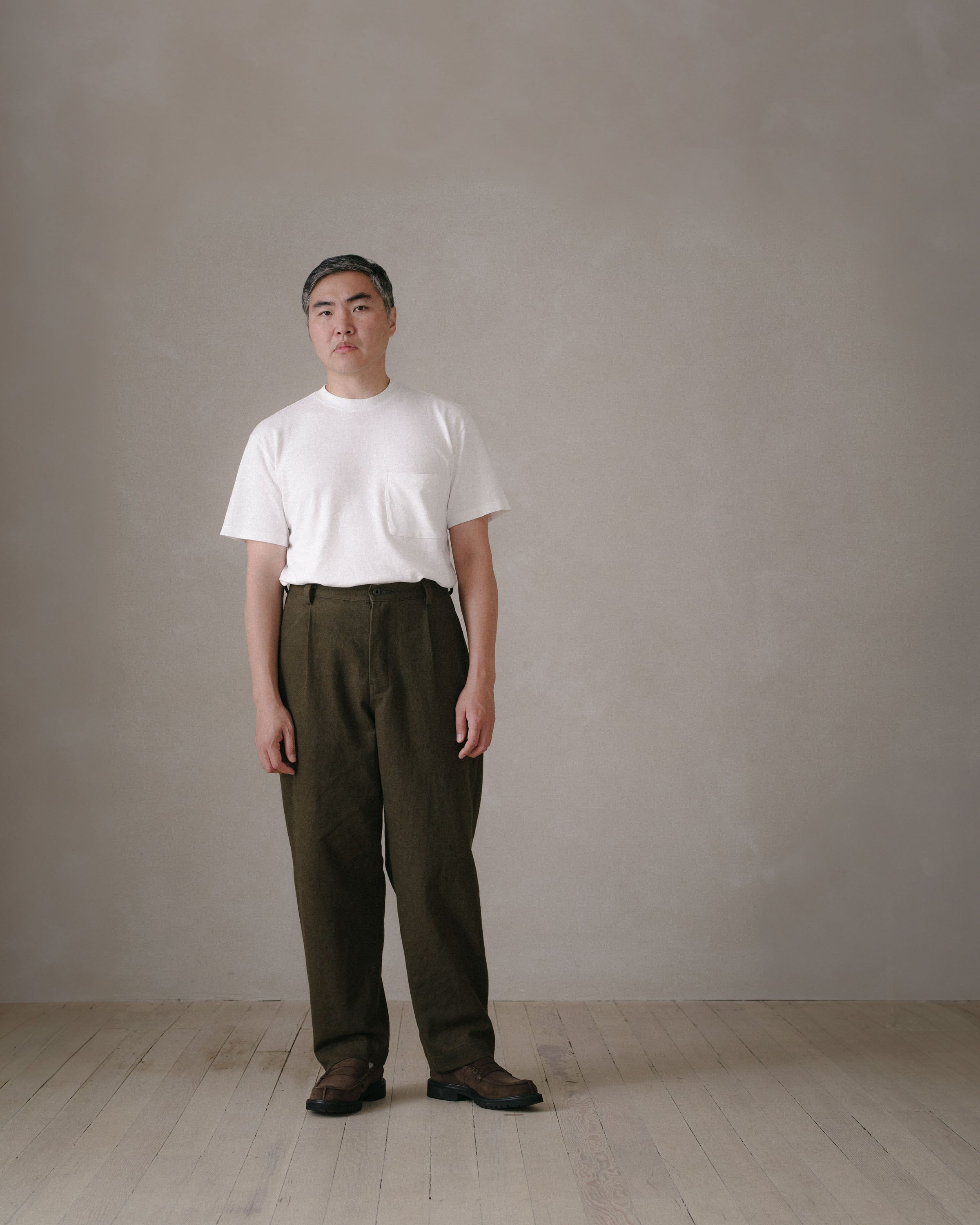 Single Pleat Pant - Cotton/Linen Gabardine, Dark Olive – evan kinori